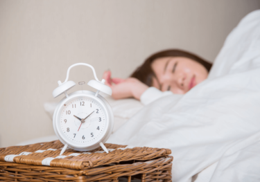 睡眠不足が原因でニキビが悪化する？ぐっすり眠れる快眠メソッド4選