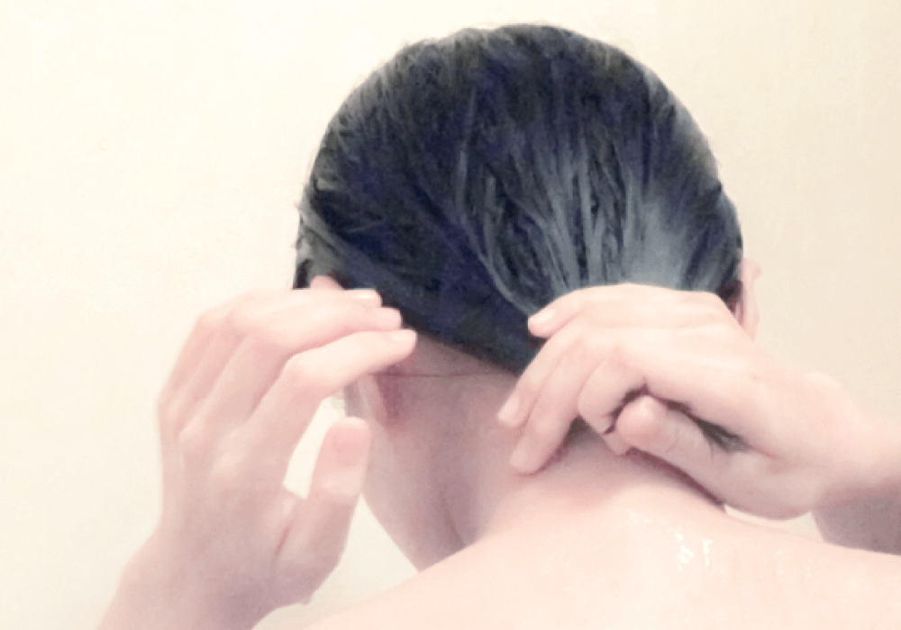 髪の水気をしぼる女性