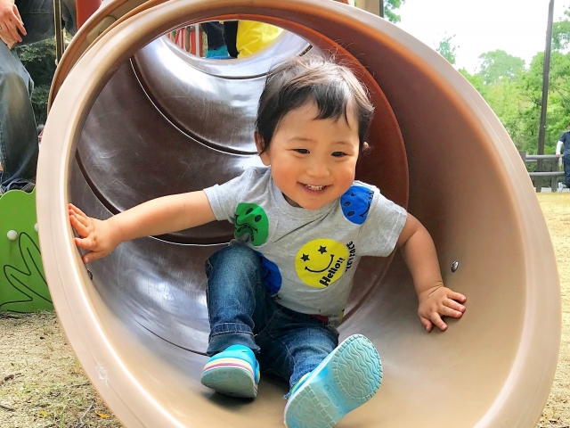 すべり台を滑る子供