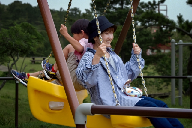 外遊びをする親子