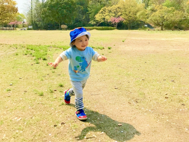 外遊びをする子供
