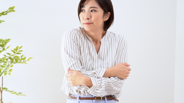 寒そうな女性