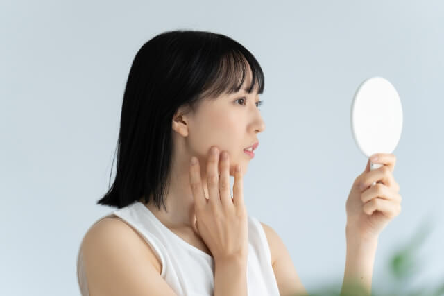 肌をチェックする女性