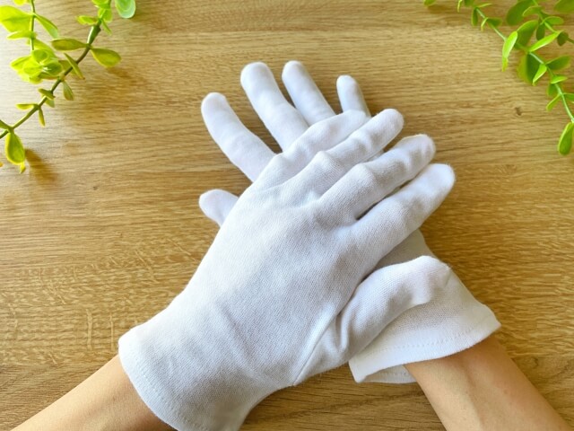 綿の手袋をはめた手